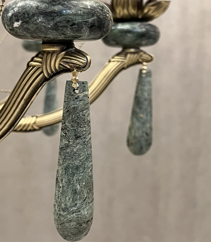 لوستر برنزی با اویزهای سنگ طبیعی